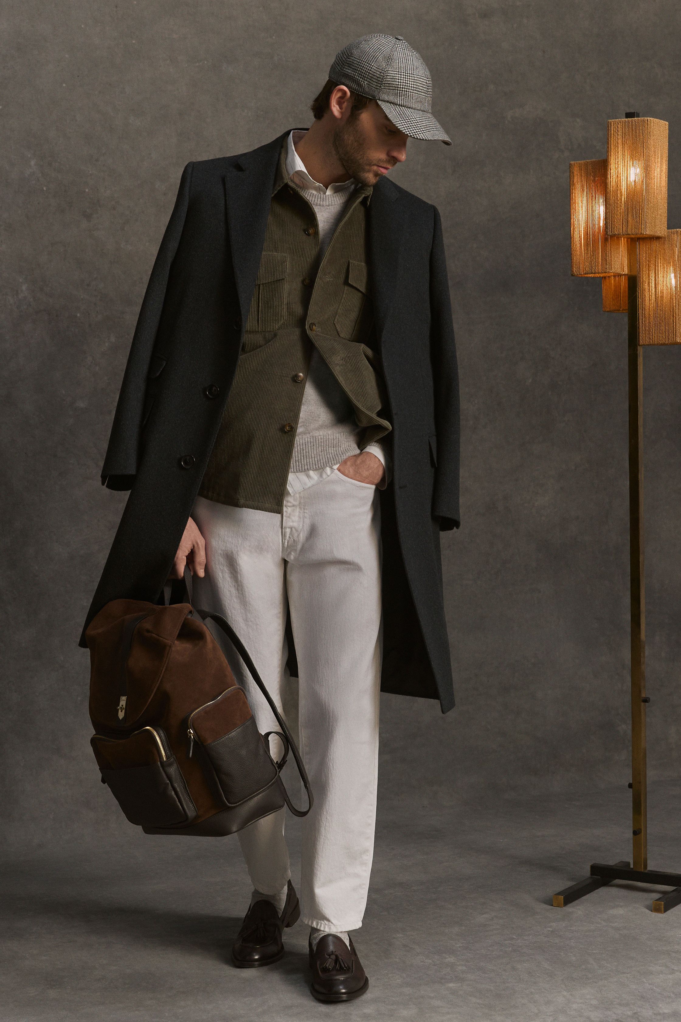 Canali 26FW 继续以“可穿的优雅”定义现代意大利男装。柔软大衣、针织内搭与轻结构西装在暖驼、深棕与午夜蓝中展开，强调城市绅士的实用美学。系列弱化正式与休闲的界限，通过层次与材质完成日常—商务的自然过渡。Canali 并不追逐戏剧化表达，而是以稳定、可信的设计语言，为成熟男性提供长期衣橱解决方案-顽石频道趋势研究